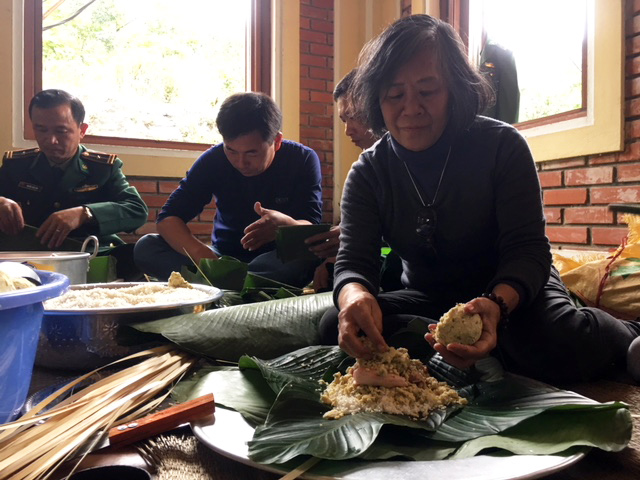 Chắt ngoại say sưa gói bánh chưng dâng Đại tướng Võ Nguyên Giáp ở Vũng Chùa