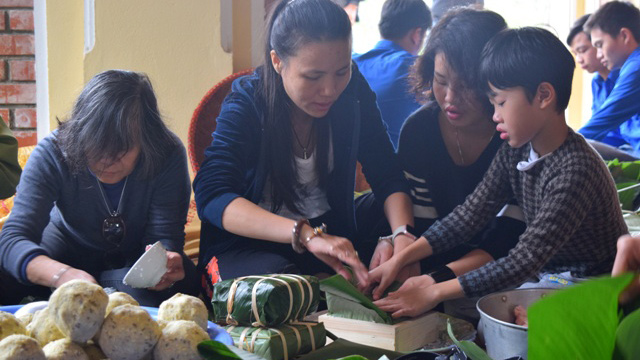 Chắt ngoại say sưa gói bánh chưng dâng Đại tướng Võ Nguyên Giáp ở Vũng Chùa