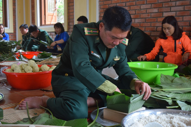 Chắt ngoại say sưa gói bánh chưng dâng Đại tướng Võ Nguyên Giáp ở Vũng Chùa
