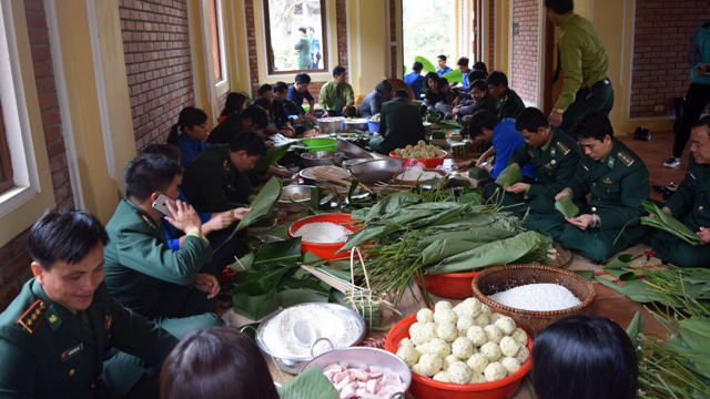 Chắt ngoại say sưa gói bánh chưng dâng Đại tướng Võ Nguyên Giáp ở Vũng Chùa