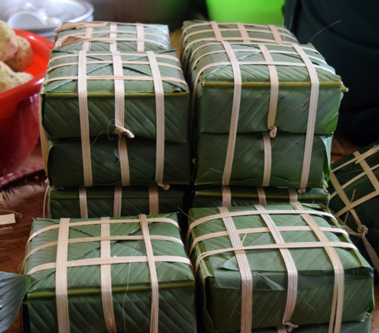 Chắt ngoại say sưa gói bánh chưng dâng Đại tướng Võ Nguyên Giáp ở Vũng Chùa