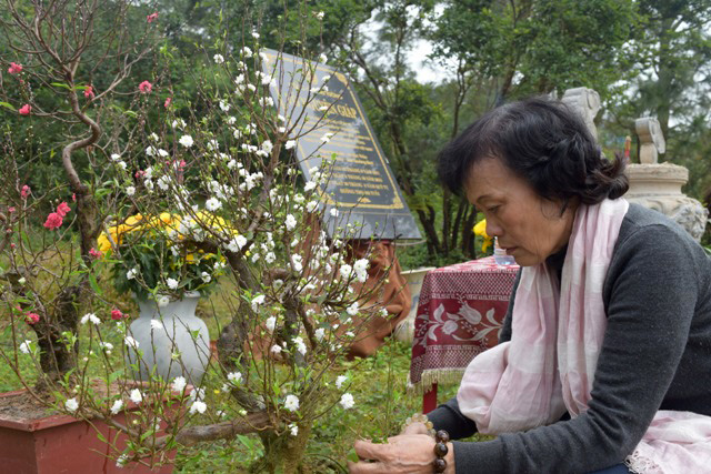 Chắt ngoại say sưa gói bánh chưng dâng Đại tướng Võ Nguyên Giáp ở Vũng Chùa