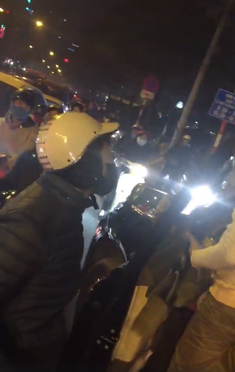 Nam thanh niên đi ô tô đâm cô gái ngã xe rồi lên giọng chửi bới, thấy chuyện bất bình soái ca xe máy liền dạy cho bài học