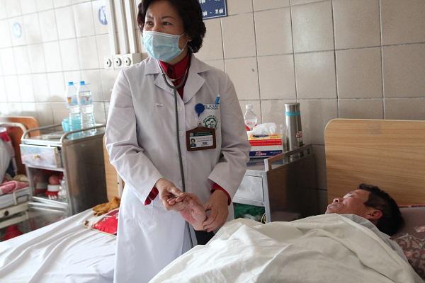 Chồng suốt ngày đi tất niên say xỉn, vợ khuyên không được lấy rượu ra uống và cái kết đắng