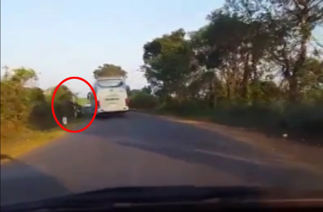 Tông văng xe máy, người trên xe khách xuống xem… xe mình rồi bỏ đi!