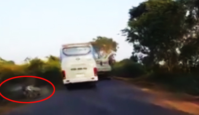 Tông văng xe máy, người trên xe khách xuống xem… xe mình rồi bỏ đi!