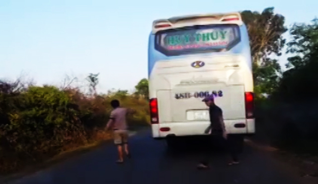 Tông văng xe máy, người trên xe khách xuống xem… xe mình rồi bỏ đi!