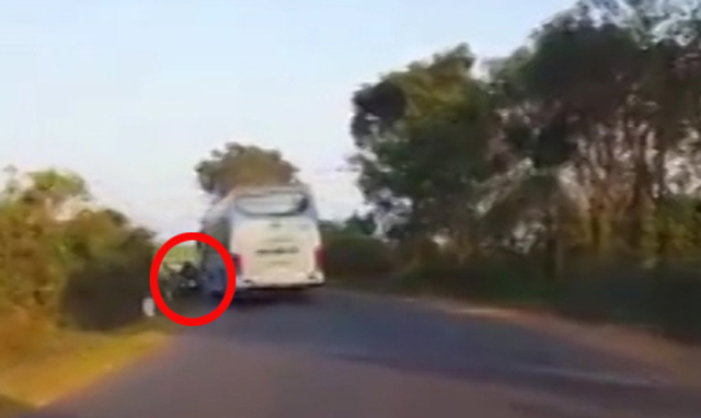 Tông văng xe máy, người trên xe khách xuống xem… xe mình rồi bỏ đi!