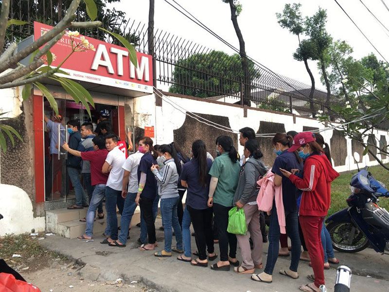 Không gì khổ hơn rút tiền cận Tết: Rồng rắn hàng giờ ở cây ATM, đến lượt thì máy hết tiền!