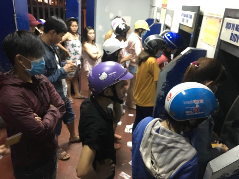 Không gì khổ hơn rút tiền cận Tết: Rồng rắn hàng giờ ở cây ATM, đến lượt thì máy hết tiền!