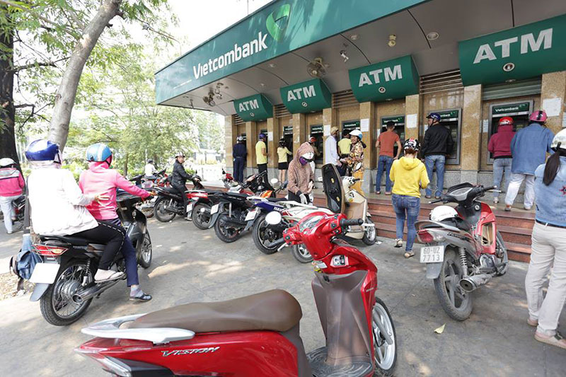 Không gì khổ hơn rút tiền cận Tết: Rồng rắn hàng giờ ở cây ATM, đến lượt thì máy hết tiền!