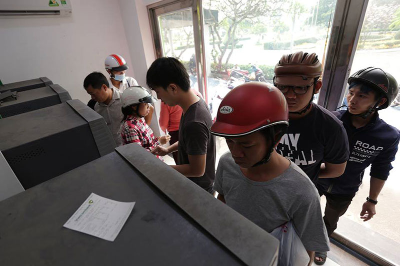 Không gì khổ hơn rút tiền cận Tết: Rồng rắn hàng giờ ở cây ATM, đến lượt thì máy hết tiền!