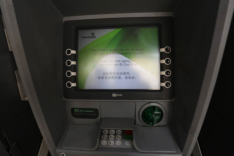 Không gì khổ hơn rút tiền cận Tết: Rồng rắn hàng giờ ở cây ATM, đến lượt thì máy hết tiền!