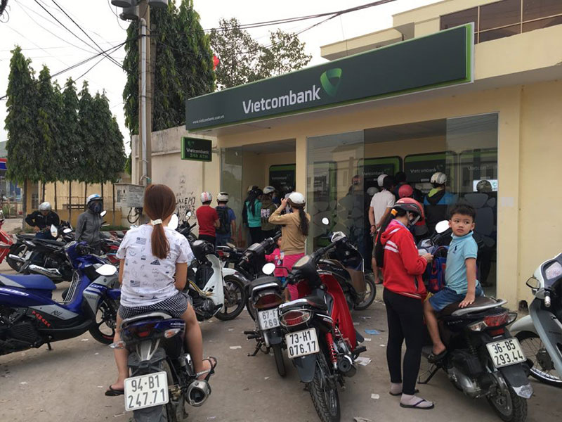 Không gì khổ hơn rút tiền cận Tết: Rồng rắn hàng giờ ở cây ATM, đến lượt thì máy hết tiền!