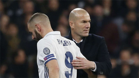 Zidane bảo vệ Benzema trước cơn thịnh nộ của fan Real Zidane bảo vệ Benzema trước cơn thịnh nộ của fan Real