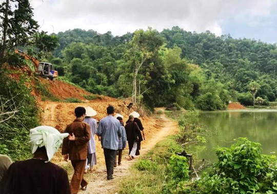 Máy ủi lùi đè chết sư trụ trì thiền tự Yên Cát