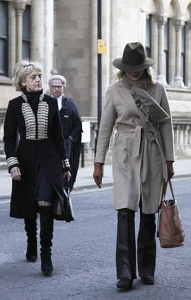 Anh: Được 2.700 tỉ đồng li dị, vợ vẫn nài thêm 700 tỉ nữa