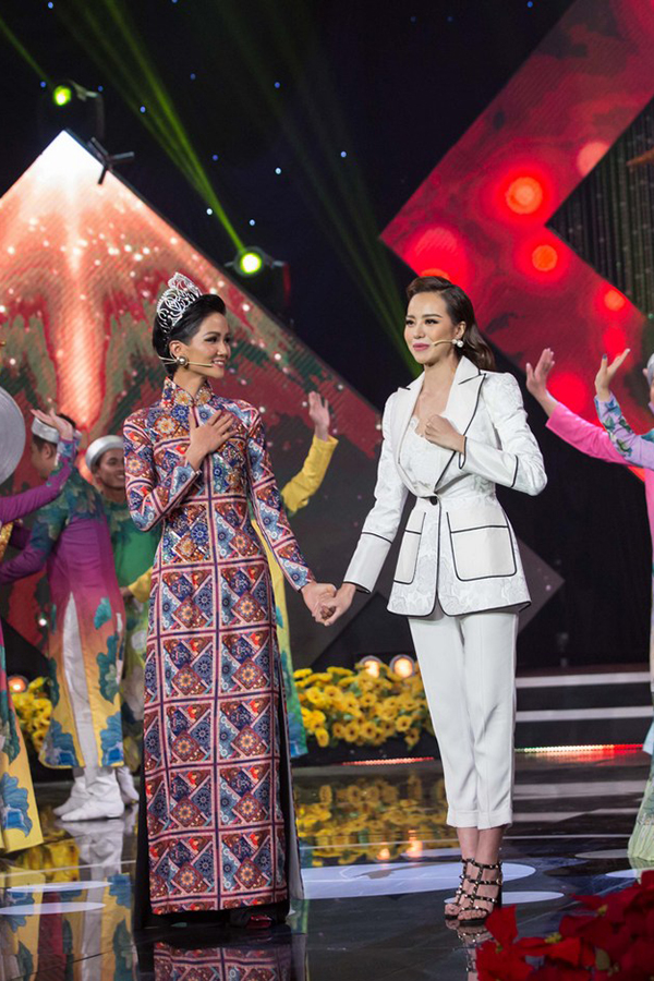 Hoa hậu Kiều Ngân đăng quang Én Vàng 2017 với số điểm tuyệt đối