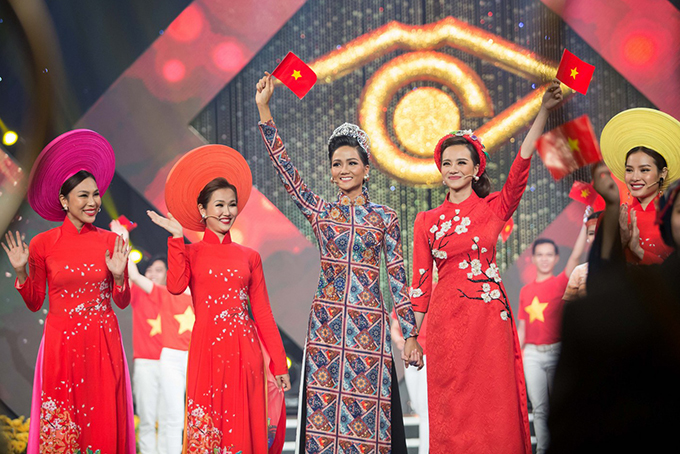 Hoa hậu Kiều Ngân đăng quang Én Vàng 2017 với số điểm tuyệt đối