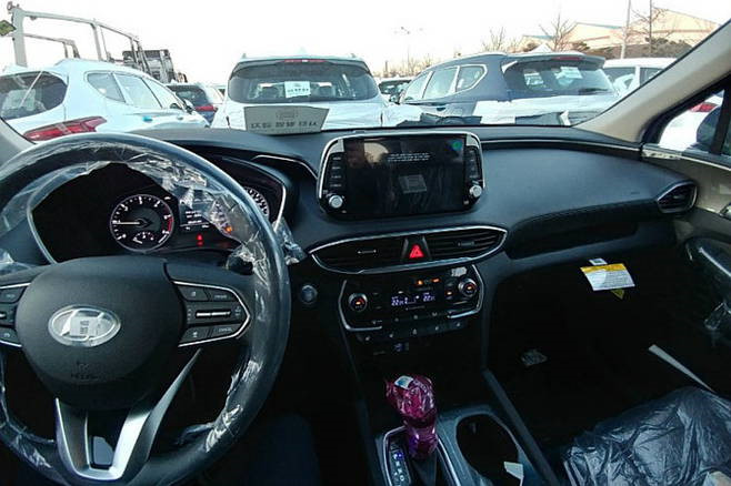 Hyundai Santa Fe 2019 xuất hiện tại đại lý, giá từ 26.000 USD Hyundai Santa Fe 2019 xuất hiện tại đại lý, giá từ 26.000 USD