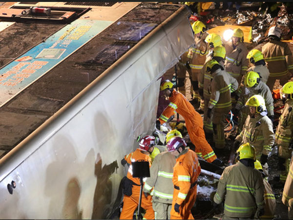 Lật xe buýt 2 tầng ở Hong Kong, 18 người chết