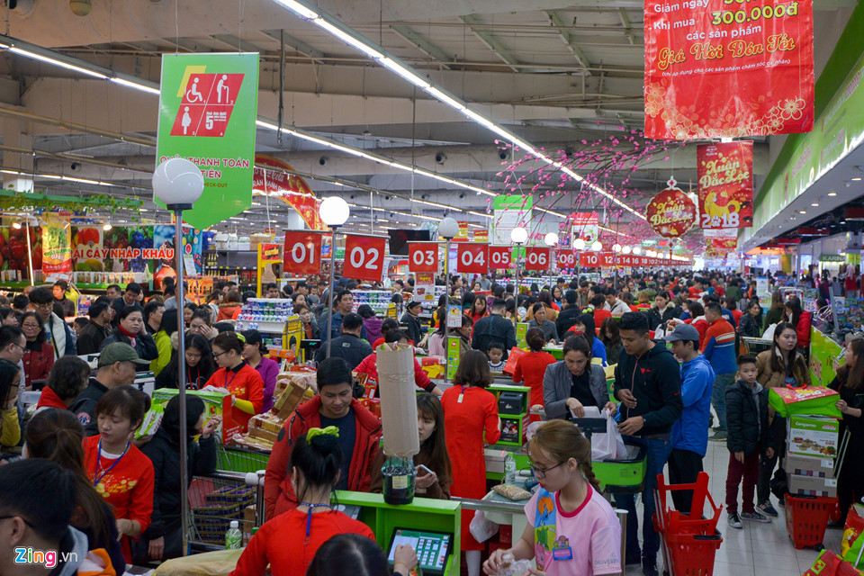 Vét sạch bánh kẹo trong siêu thị ngày cuối tuần trước Tết