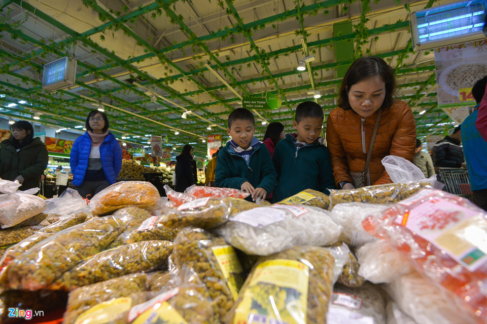 Vét sạch bánh kẹo trong siêu thị ngày cuối tuần trước Tết