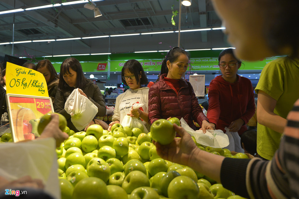 Vét sạch bánh kẹo trong siêu thị ngày cuối tuần trước Tết
