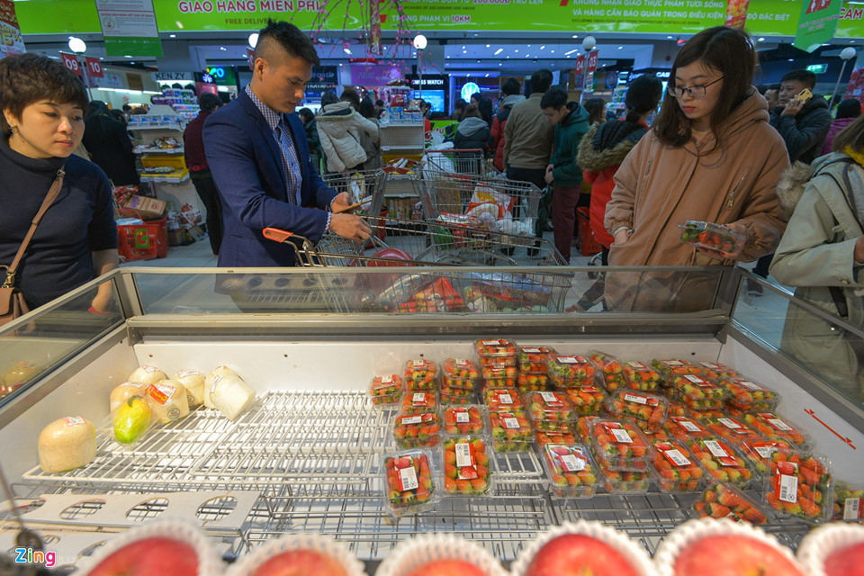 Vét sạch bánh kẹo trong siêu thị ngày cuối tuần trước Tết