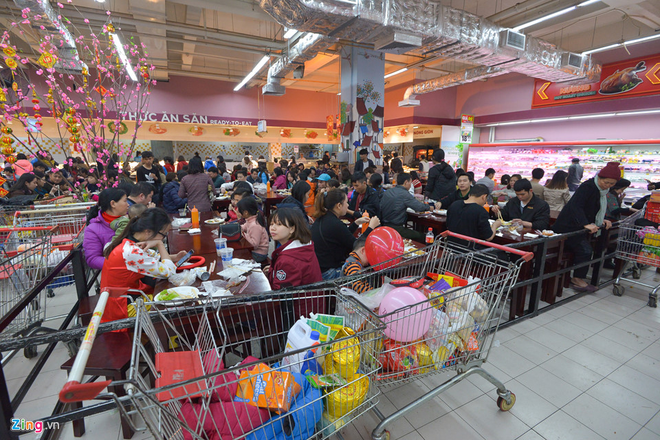 Vét sạch bánh kẹo trong siêu thị ngày cuối tuần trước Tết