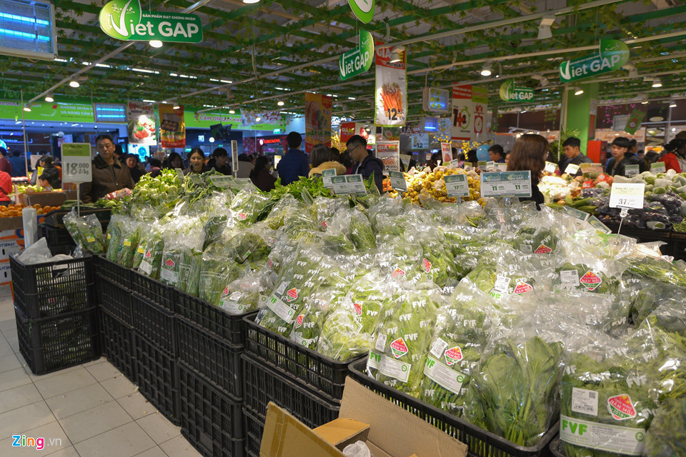 Vét sạch bánh kẹo trong siêu thị ngày cuối tuần trước Tết