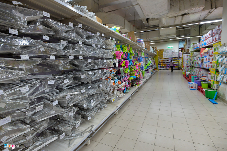 Vét sạch bánh kẹo trong siêu thị ngày cuối tuần trước Tết