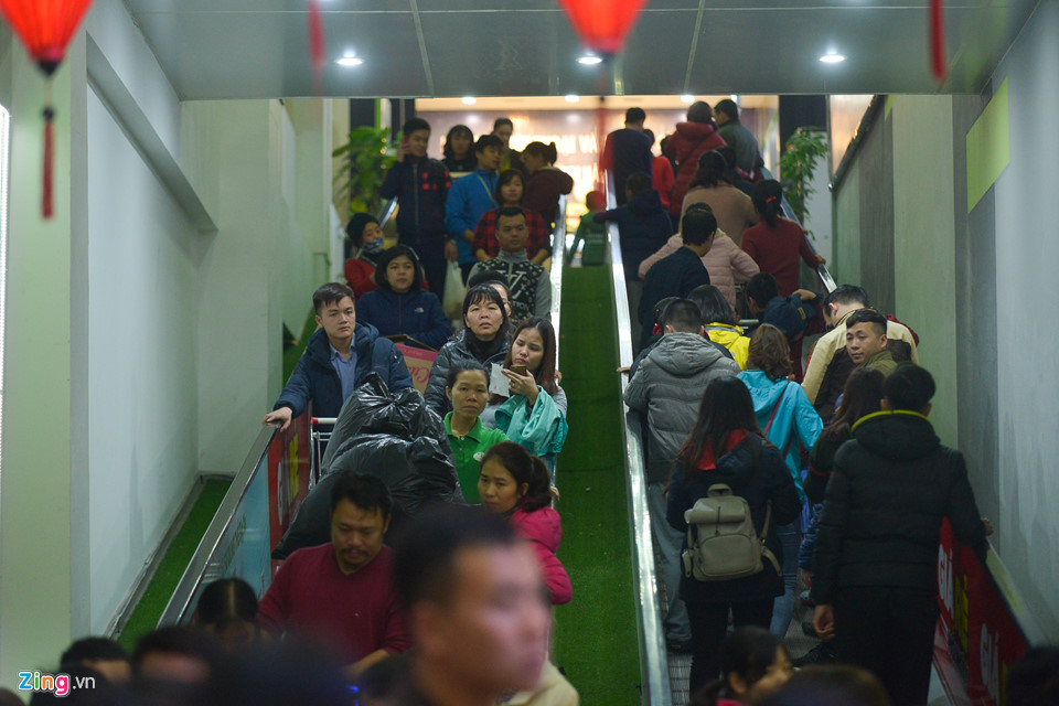 Vét sạch bánh kẹo trong siêu thị ngày cuối tuần trước Tết