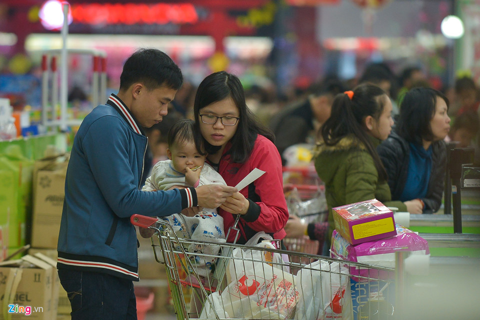 Vét sạch bánh kẹo trong siêu thị ngày cuối tuần trước Tết