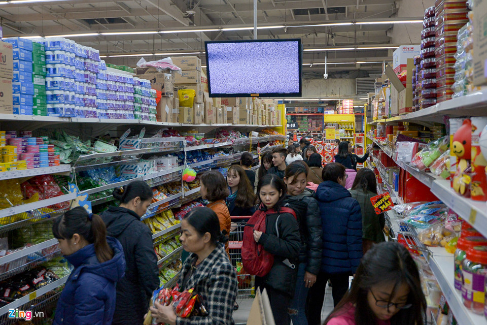 Vét sạch bánh kẹo trong siêu thị ngày cuối tuần trước Tết