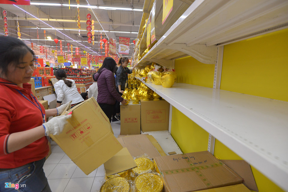 Vét sạch bánh kẹo trong siêu thị ngày cuối tuần trước Tết