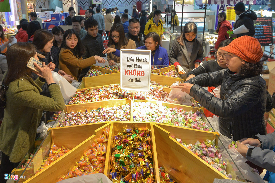 Vét sạch bánh kẹo trong siêu thị ngày cuối tuần trước Tết