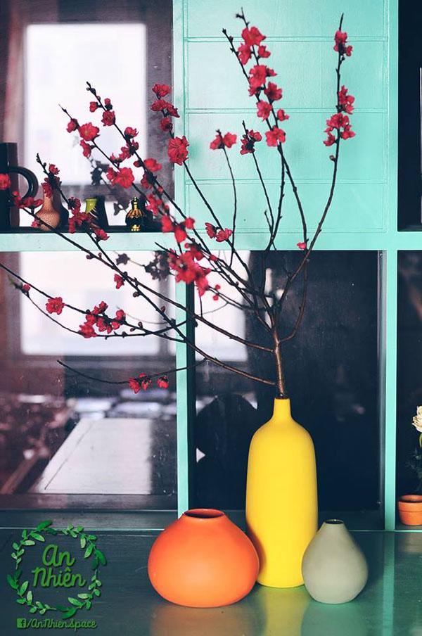 Bất ngờ với những cành đào chỉ 10.000 đồng được chị em cắm sáng tạo mà đẹp lạ