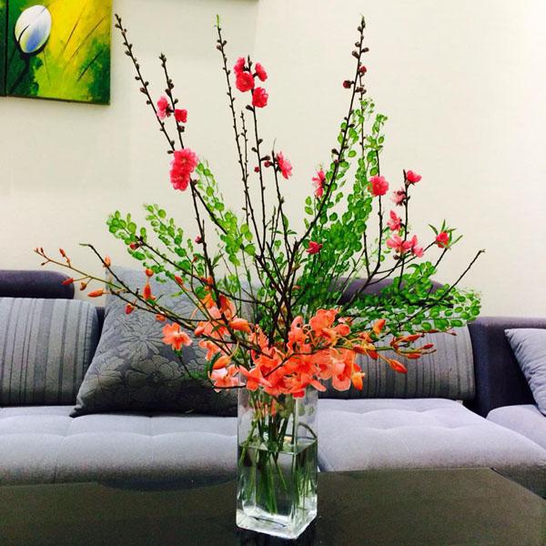 Bất ngờ với những cành đào chỉ 10.000 đồng được chị em cắm sáng tạo mà đẹp lạ