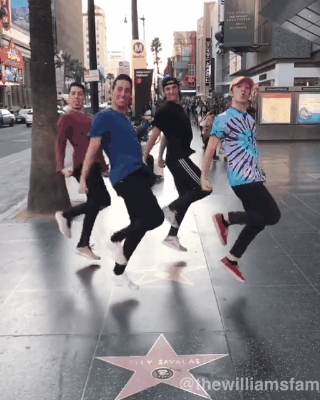 Điệu nhảy lò cò của 4 anh em thách thức nhiều bạn trẻ