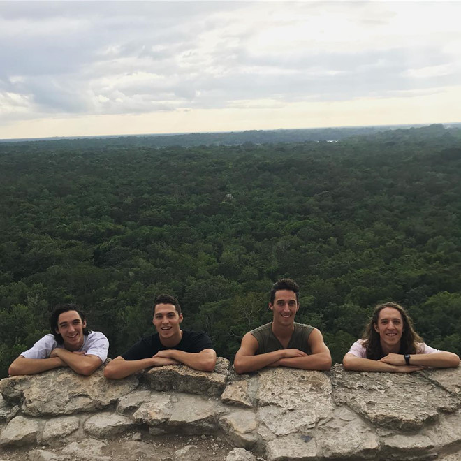 Điệu nhảy lò cò của 4 anh em thách thức nhiều bạn trẻ