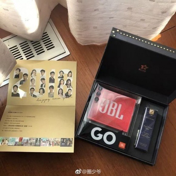 Dương Mịch bất ngờ bị tố 'thủ đoạn, tâm cơ' khi tặng quà mừng năm mới cho mọi người - 3 Dương Mịch bất ngờ bị tố 'thủ đoạn, tâm cơ' khi tặng quà mừng năm mới cho mọi người - 3