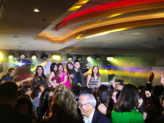 Dương Triệu Vũ bức xúc vì bị fan nữ sàm sỡ vùng kín khi đang biểu diễn trên sân khấu