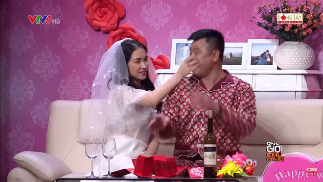 Hòa Minzy bật khóc khi bị nhắc về quá khứ với Công Phượng Hòa Minzy bật khóc khi bị nhắc về quá khứ với Công Phượng