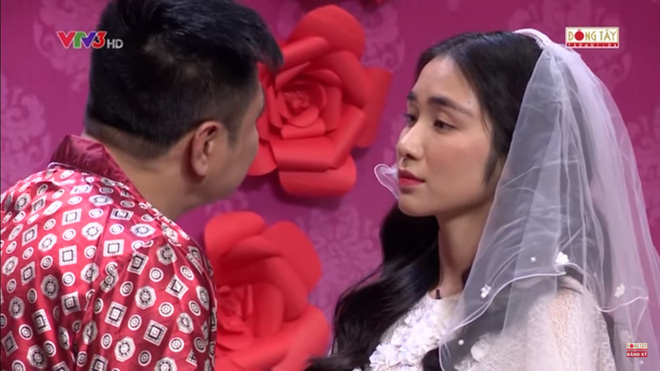 Hòa Minzy bật khóc khi bị nhắc về quá khứ với Công Phượng Hòa Minzy bật khóc khi bị nhắc về quá khứ với Công Phượng