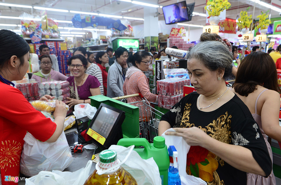 Sắm Tết ngày chủ nhật cuối cùng của năm: Mất gần cả giờ để trả tiền