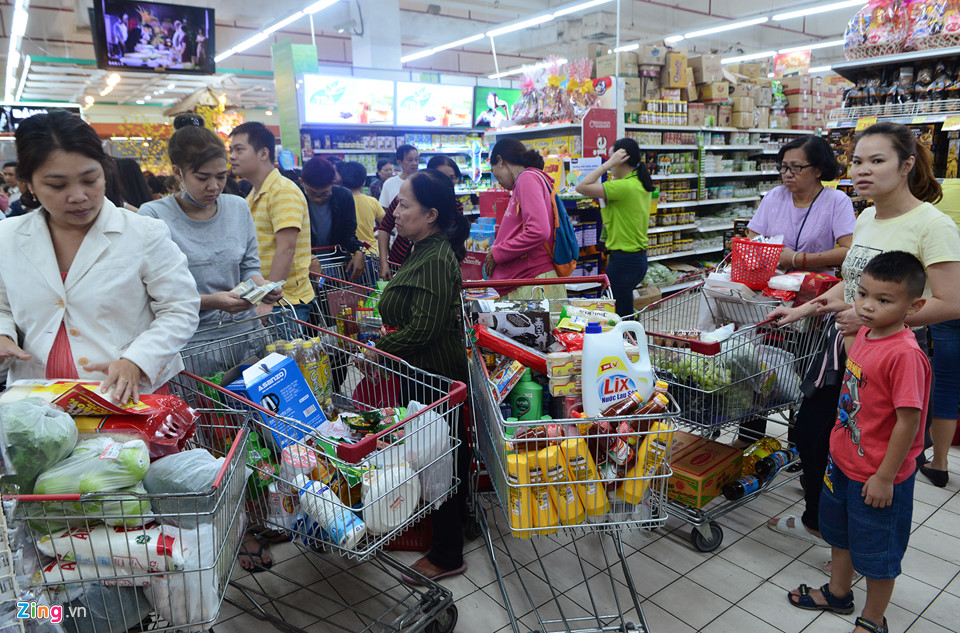 Sắm Tết ngày chủ nhật cuối cùng của năm: Mất gần cả giờ để trả tiền