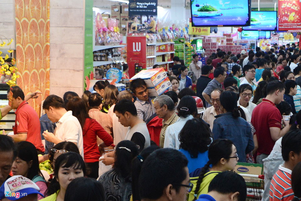 Sắm Tết ngày chủ nhật cuối cùng của năm: Mất gần cả giờ để trả tiền