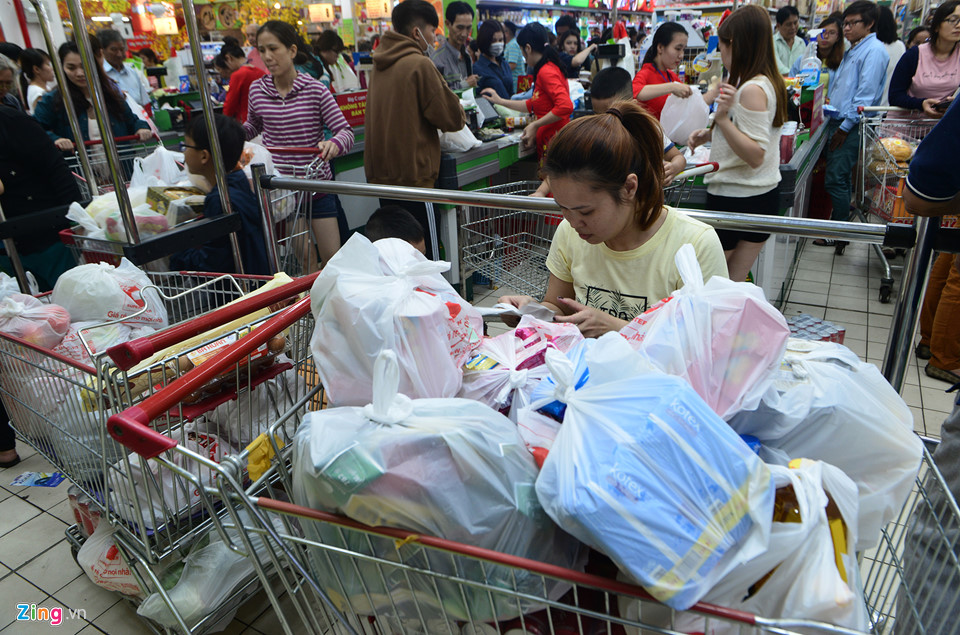 Sắm Tết ngày chủ nhật cuối cùng của năm: Mất gần cả giờ để trả tiền