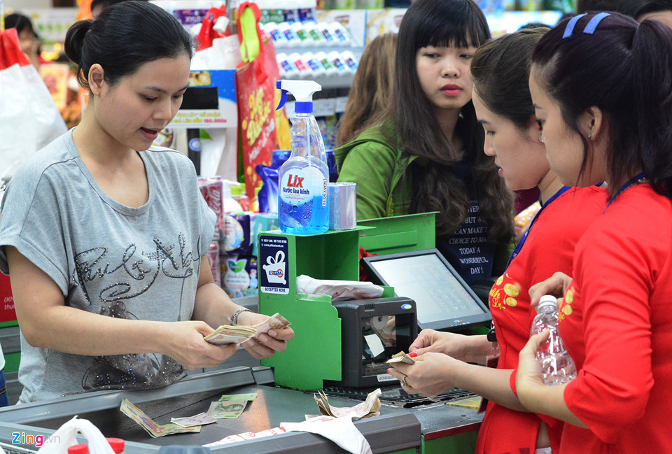 Sắm Tết ngày chủ nhật cuối cùng của năm: Mất gần cả giờ để trả tiền